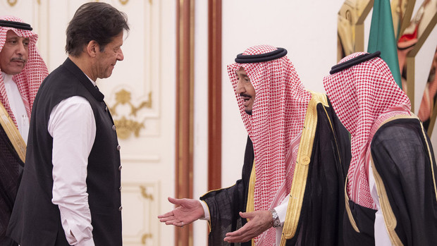 عکس/ برخورد تحقیر آمیز نخست‌ وزیر پاکستان با پادشاه سعودی 