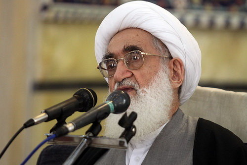 آیت الله نوری همدانی:
فراهم کردن خوراک تبلیغاتی برای دشمن خیانت است