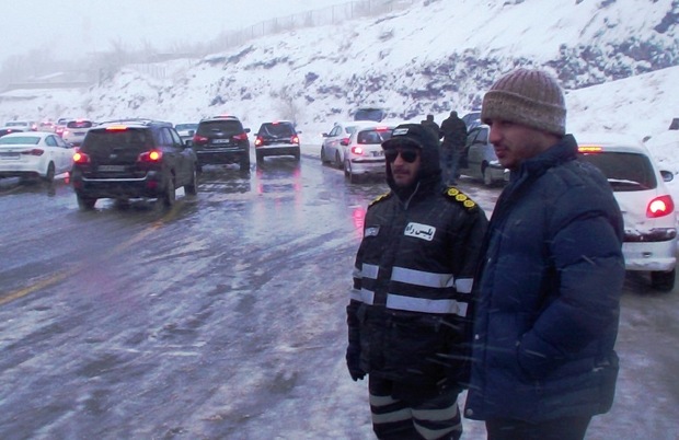 200 خودرو گرفتار در برف هراز و فیروزکوه نجات یافت