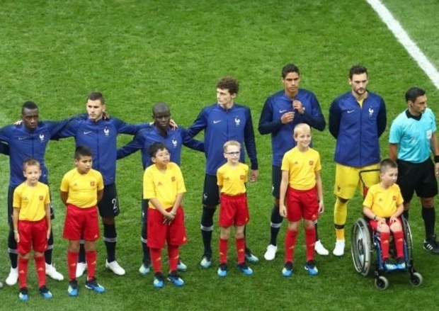 حضور کودک معلول در فینال جام جهانی تلنگری برای ما است