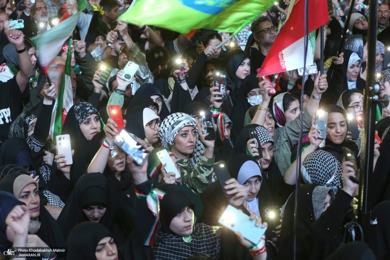 شصت و یکمین اجتماع پر شور مردم در میدان انقلاب