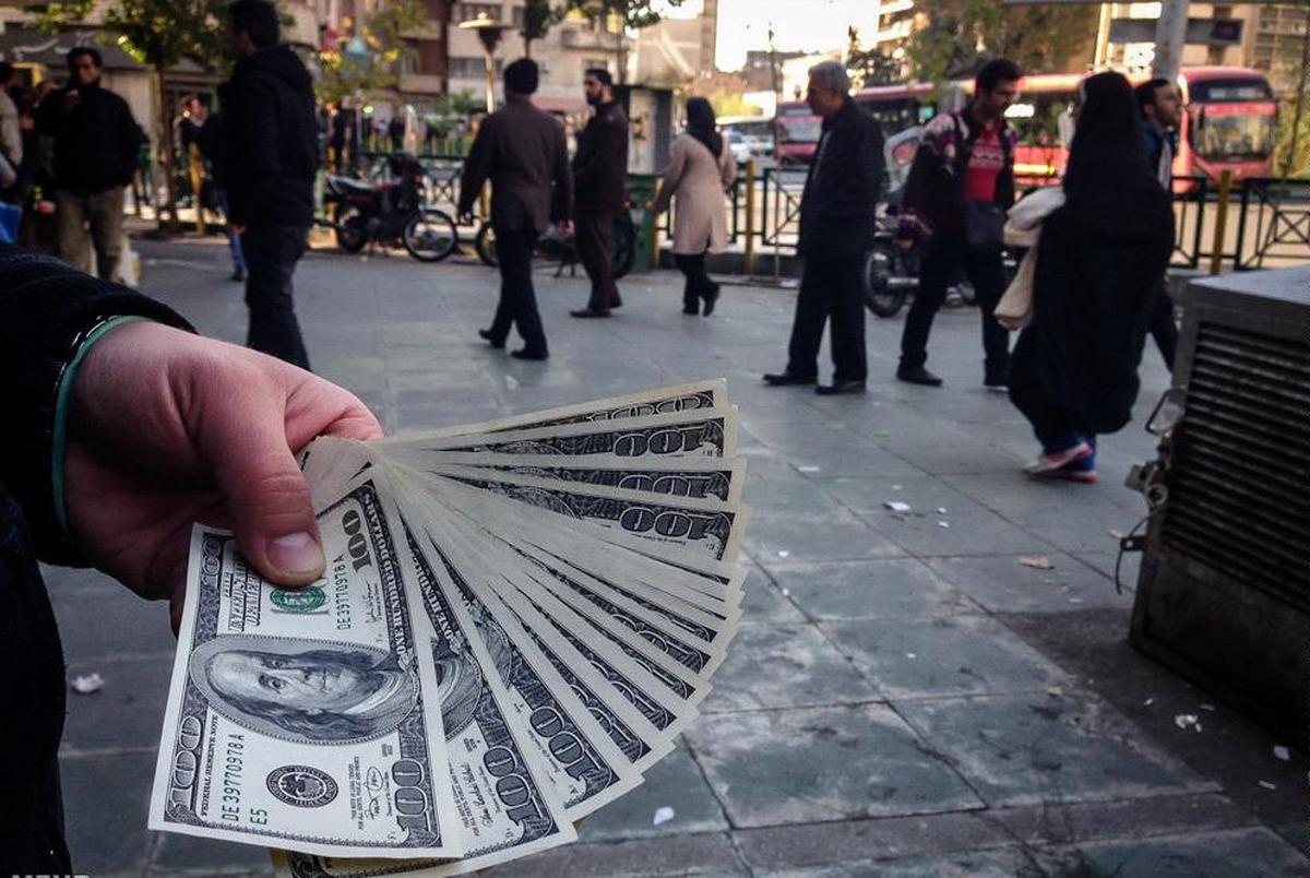 
معامله خیابانی دلار در حکم قاچاق است