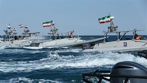 رویترز ادعا کرد؛ نزدیک شدن شناورهای ایرانی به ناو جنگی آمریکا در تنگه هرمز و تغییر مسیر این ناو 