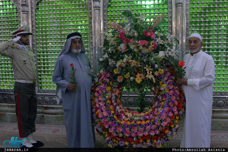 ادای احترام جمعی از خانواده های شهدای مقاومت اسلامی عراق نسبت به حضرت امام(س) 