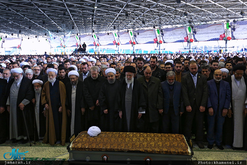 اقامه نماز رهبر معظم انقلاب بر پیکر حجت‌الاسلام والمسلمین هاشمی رفسنجانی