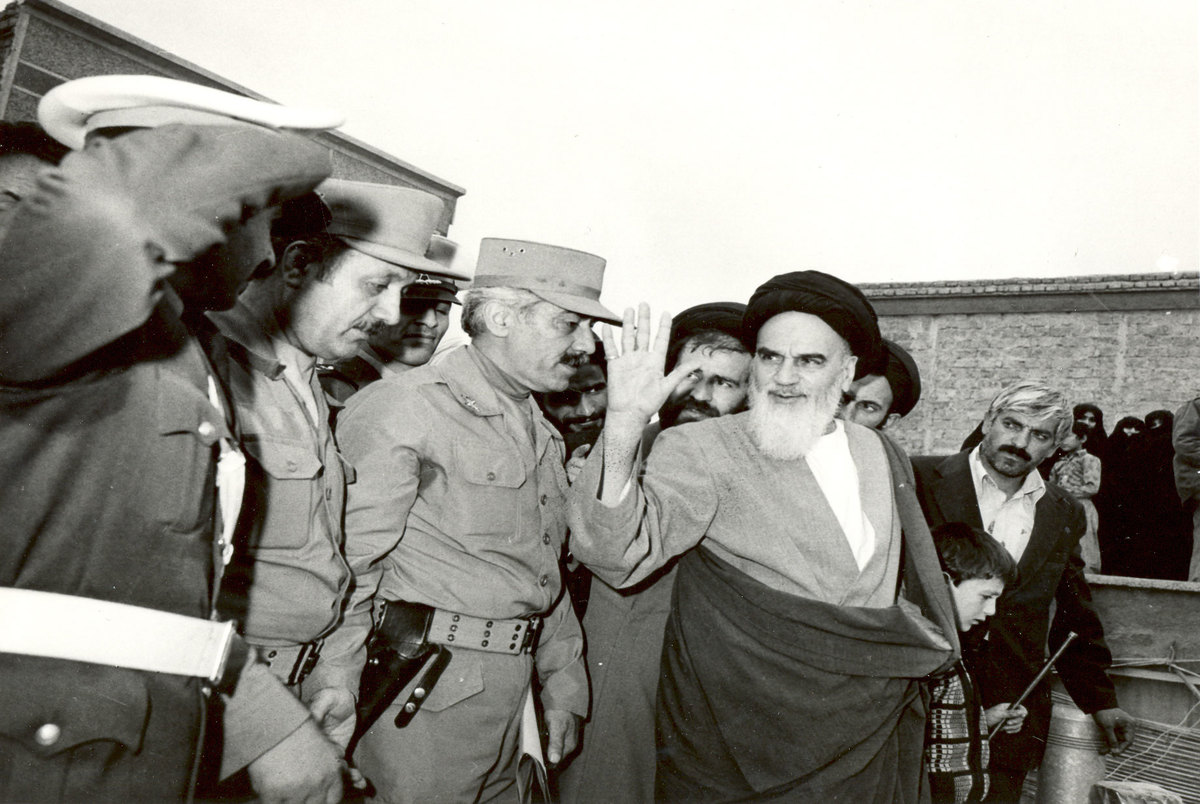 تأکید امام خمینی بر رژه رفتن ارتش با ساز و برگ