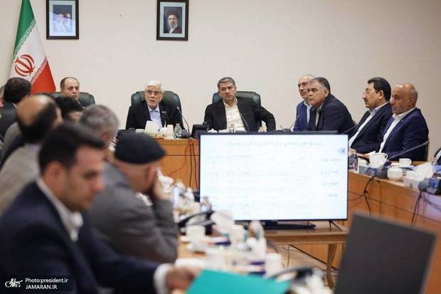 عارف: هیچ مسئولی حق اظهارنظر شخصی درباره بنزین ندارد