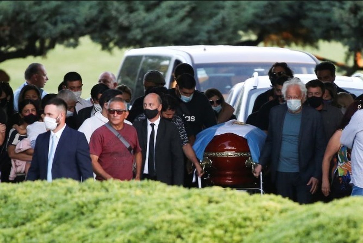 مراسم خاکسپاری مارادونا با حضور گسترده هواداران+ تصاویر و فیلم