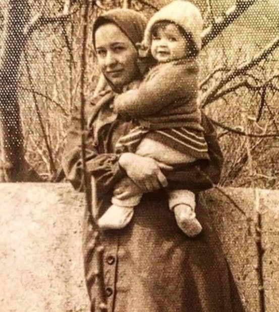 
عکس قدیمی مهراوه شریفی‌نیا در آغوش مادرش