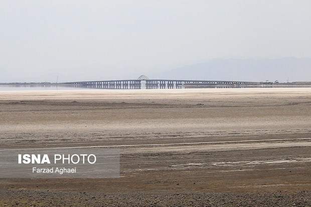 کاهش تراز سطح آب دریاچه ارومیه نسبت به اسفند ماه سال 95