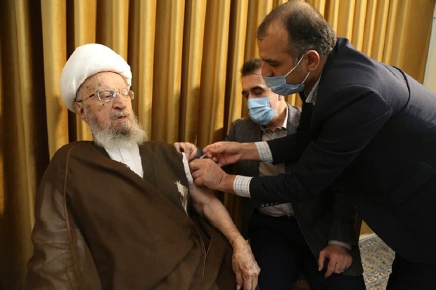 آیت‌الله مکارم شیرازی پس از تزریق دوز سوم واکسن کرونا: مخالفت با واکسن در منطق اسلام نیست