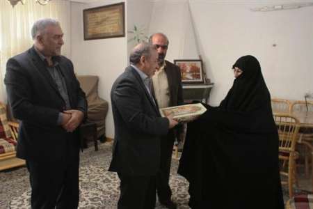 استاندار اصفهان با خانواده دو شهید دوران دفاع مقدس دیدار کرد