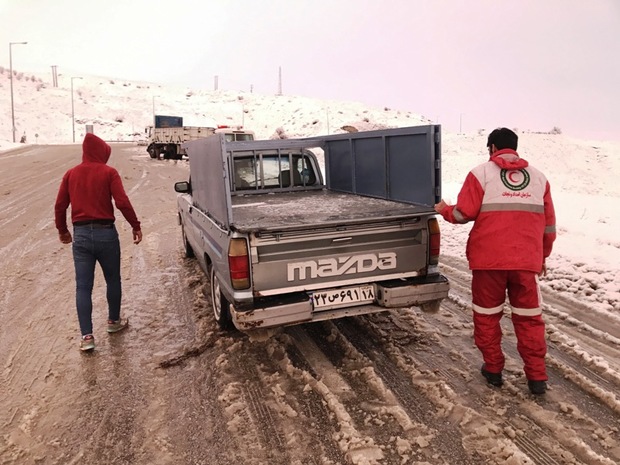 97 مسافر گرفتار در برف گردنه اسدآباد امدادرسانی شدند