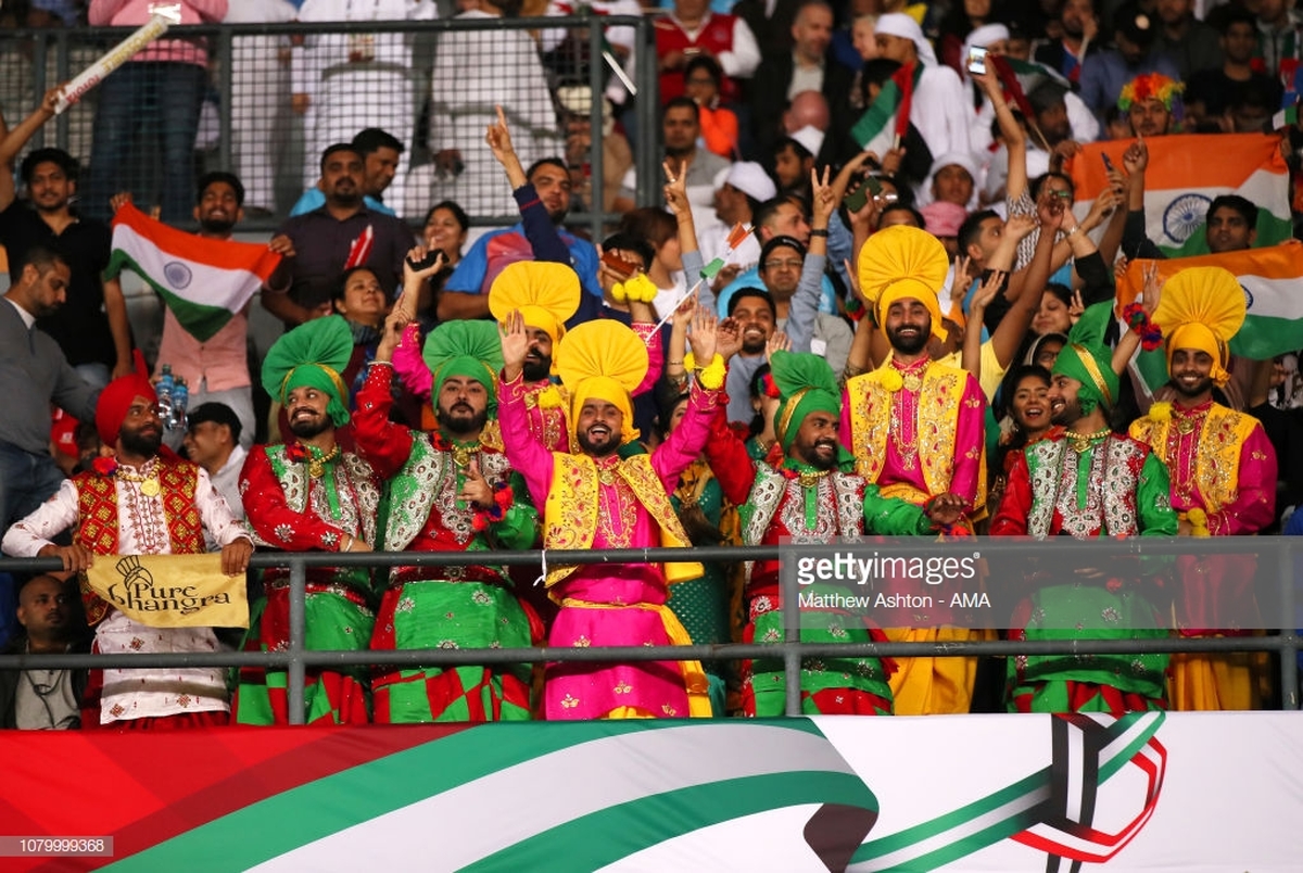 تصاویری جالب از حضور تماشاگران هندی با لباس سنتی در امارات