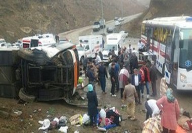 ۲۰ مصدوم حادثه واژگونی اتوبوس در گردنه حیران به بیمارستان اردبیل منتقل شد