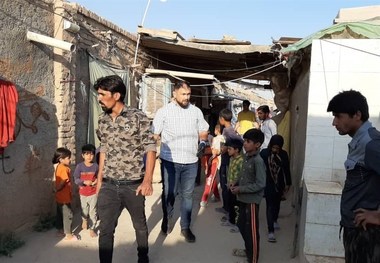 حضور کمیل قاسمی برای کمک به مردم در کوره پزخانه‌های اطراف تهران+عکس
