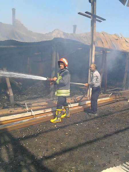 آتش سوزی انبار چوب ملایر مهار شد  استقرار نیروهای آتش نشانی در محل