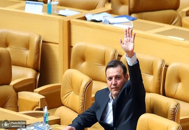 عزیزی ‌خادم: من دلی رئیس شدم!/ فدراسیون فعلی غیر سیاسی است/ نه آقازاده ام؛ نه رنگی/ اصلا حرفه ای فوتبال بازی نکردم!
