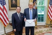 تصویر پاکت نامه عجیب و غول پیکری که رهبر کره شمالی برای ترامپ فرستاد!