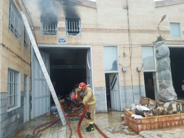 انبار لوازم جشن تولد در جنوب تهران دچار آتش سوزی شد