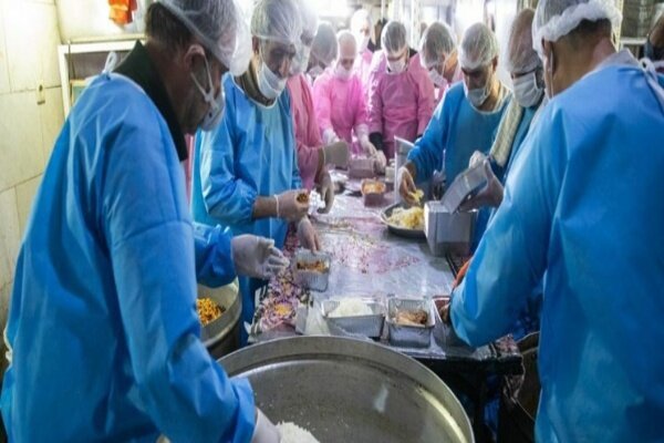 توزیع ۱۰۰۰ پرس غذای متبرک در روستاها و شهرستان‌های خراسان رضوی