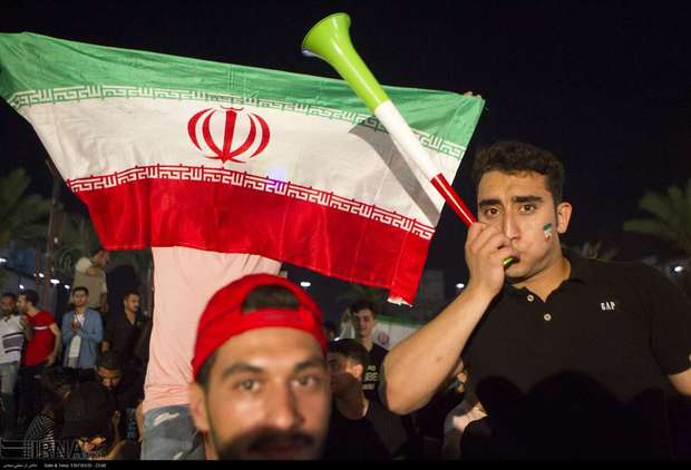 مردم رشت با وجود تساوی ایران مقابل پرتغال شادی کردند