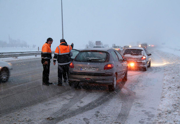 امدادرسانی به مسافران گرفتار در برف استان سمنان
