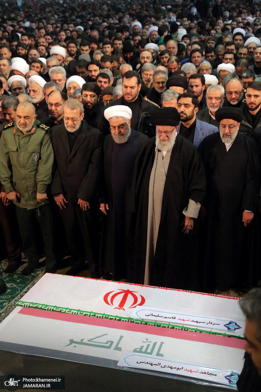 اقامه نماز رهبر معظم انقلاب بر پیکر سپهبد شهید حاج قاسم سلیمانی و شهیدان مقاومت