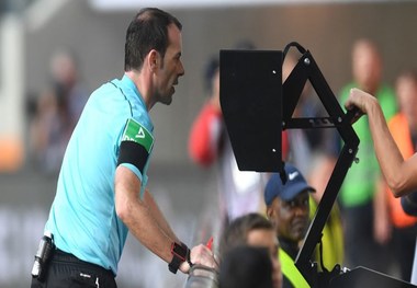 عده‌ای در مجلس  کمک داور ویدیویی را گروگان گرفته‌اند! +ویدیو
