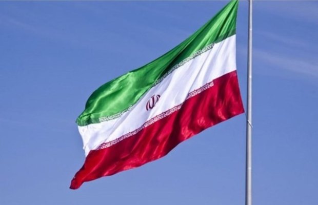 پرچم ایران بر روی &#39;رزم ناو سهند&#39; به اهتزاز در می آید