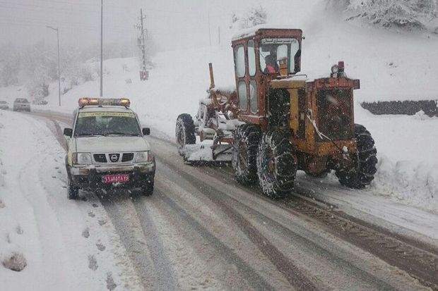 بارش برف تردد در جاده‌های مهاباد را با مشکل مواجه کرد