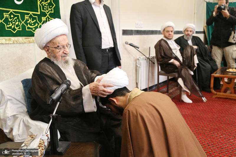 عمامه گذاری طلاب توسط مراجع اعظام تقلید در روز میلاد امام علی (ع)‎