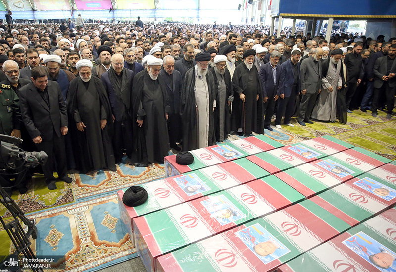 اقامه نماز رهبر معظم انقلاب بر پیکر رئیس جمهوری و یارانش
