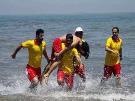 نجات 12 گردشگر از خطر غرق شدن در آبهای ساحلی تالش