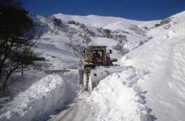 برف راه ارتباطی 25 روستای دیواندره را مسدود کرد