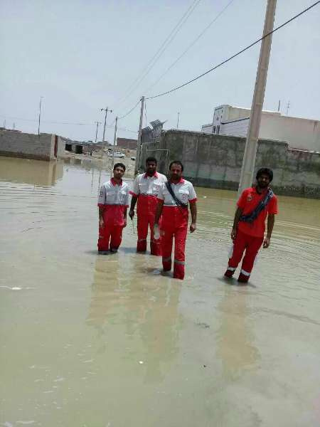 نجات 2 شهروند روستای سرومیچ ایرانشهر از سیلاب