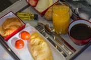 غذاهایی که هرگز نباید در هواپیما بخورید