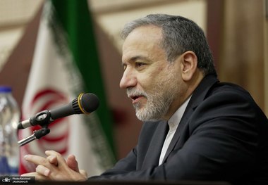 عراقچی: فشارهای ناشی از تحریم بر مردم و اقتصاد کشور را سبک‌ نمی‌شمارم/ وزارت خارجه از تلاش برای رفع تحریم، غافل نیست/ رفع تحریم‌ها تنها از مسیر یک مذاکره واقعی، عادلانه و شرافتمندانه ممکن است/ وزارت خارجه برای خود دو مأموریت هم‌زمان و مکمل تعریف کرده است