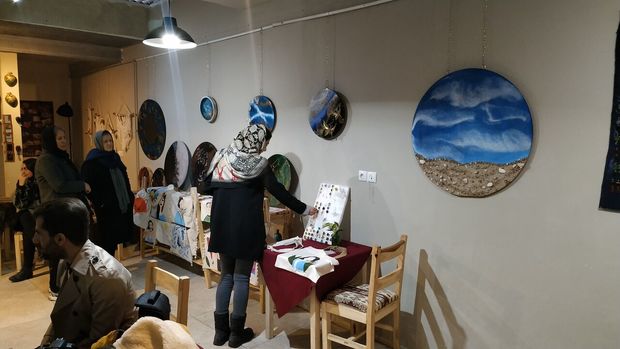 نمایشگاه هنرهای رزینی در سقز برپا شد
