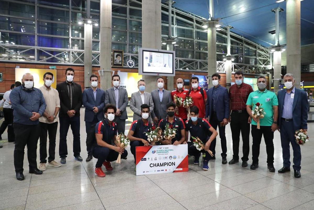 مراسم استقبال از قهرمانان والیبال ساحلی در فرودگاه + تصاویر
