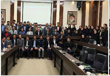 جوانان باید با نقد منصفانه مسئولان را درخدمت رسانی یاری کنند