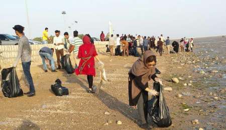 دانشجویان 50 کیسه زباله از ساحل بندرعباس جمع آوری کردند