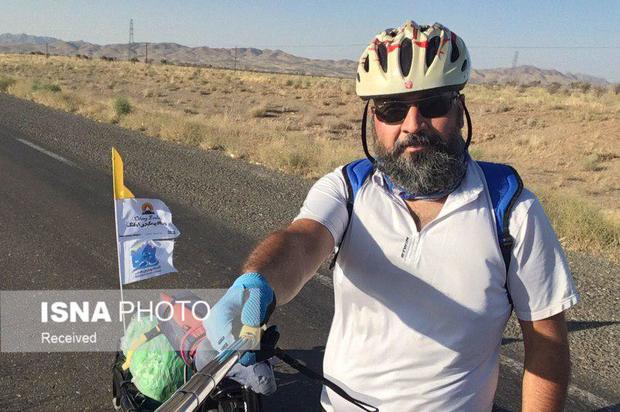 یک دوچرخه‌سوار مسیر زادگاه تا مزار شیخ احمد جامی را رکاب می‎زند
