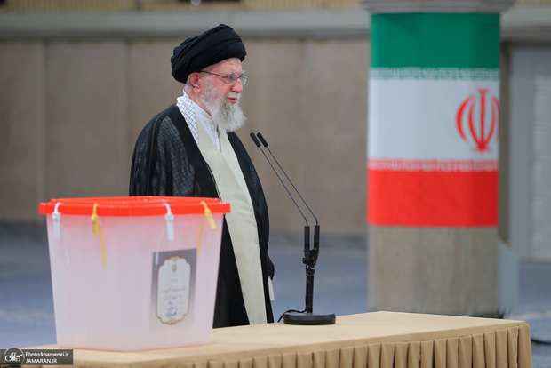 رهبر معظم انقلاب پس از حضور در دور دوم انتخابات ریاست جمهوری چهاردهم: شنیدم که شوق و علاقه مردم بیش از قبل است/  در این مرحله قاعدتاً باید همت مردم بیشتر باشد تا کار را تمام کنند و فردا ان‌شاءلله رئیس جمهورمان را داشته باشیم