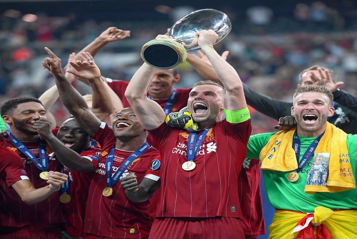 لحظه بالا بردن جام قهرمانی سوپرکاپ اروپا توسط هندرسون + فیلم