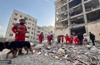 تلاش امدادگران هلال احمر برای امدادرسانی و کمک به هموطنان متأر از حملات هوایی رژیم صهیونیستی و آمریکا در میدان رسالت (4)