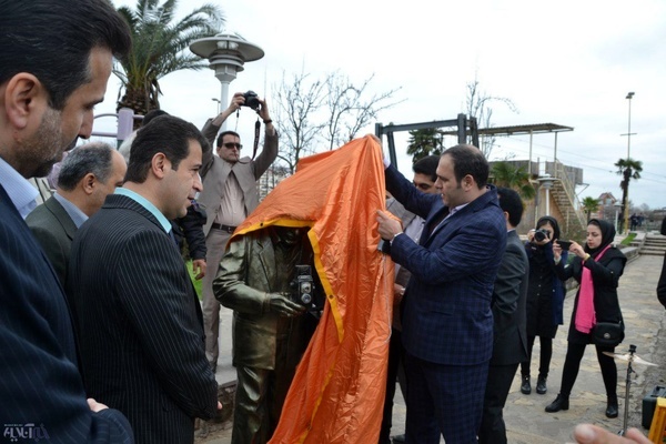 مجسمه مرد عکاس در لاهیجان رونمایی شد