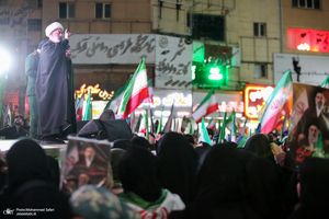 حرکت دسته مردمى پرچمداران ایران به مناسبت روز جمهوری اسلامی ایران-۲