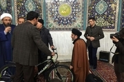 دو دستگاه دوچرخه توسط امام جمعه ارومیه به نمازگزاران اهداء شد