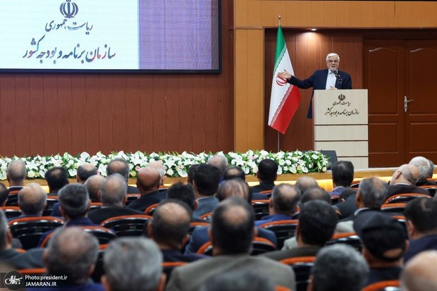 عارف: برای خوشایند مسئولان نباید داده‌ها دستکاری شود/ بعد از پیروزی انقلاب عده‌ای سازمان برنامه و بودجه را مخل فعالیت‌ها می‌دانستند/ برای شرایط خاص کشور، برنامه تهیه شده است/ دولت، اصلاحات ساختاری را از خود شروع کرده است